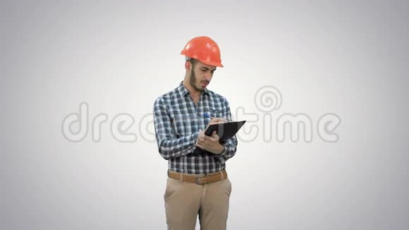 年轻工程师在头盔检查施工现场的白色背景视频的预览图
