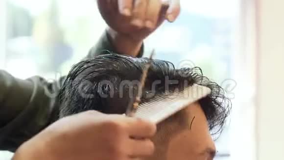理发师剪了一个年轻人的头发剪发视频的预览图