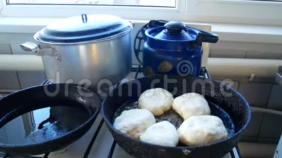 馅饼用油在煎锅里煎村里的家牌视频的预览图