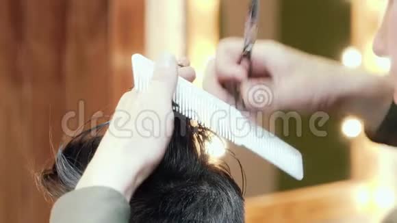 理发师剪了一个年轻人的头发剪发视频的预览图