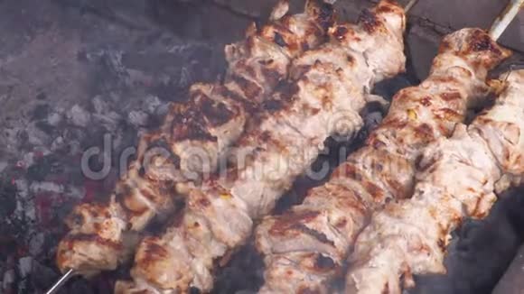 在煤上煮烤串在烤肉串上烤猪肉4KUHG超高清摄影夹视频的预览图