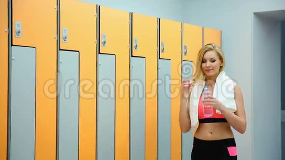 女子健身训练后在更衣室饮水视频的预览图