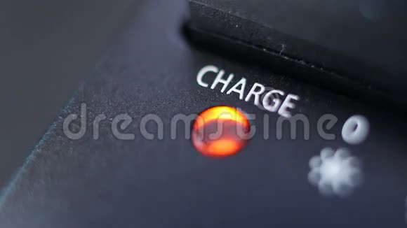 蓄能器充电电池指示器充电电平灯点亮消失视频的预览图