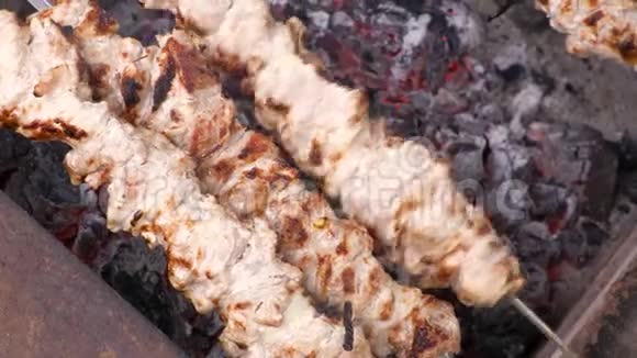 在煤上煮烤串在烤肉串上烤猪肉4KUHG超高清摄影夹视频的预览图