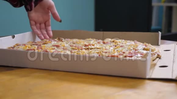 快乐的团队合作有吃披萨盒概念的朋友慢动作视频人类的手拿着一块视频的预览图