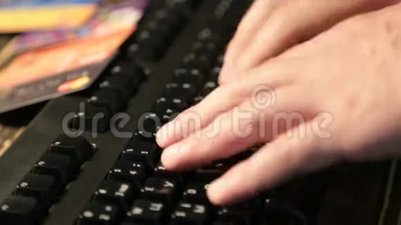 男性手按键盘上的键视频的预览图