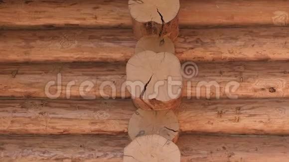 原木墙上的切碎原木在原木屋视频的预览图