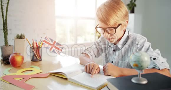 男孩阅读英语教科书视频的预览图
