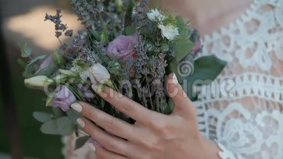 年轻的新娘手里拿着一束鲜花站在室内视频的预览图