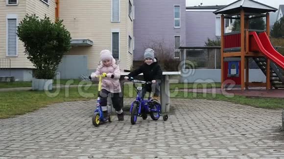 幼儿在操场上骑迷你滑板车和自行车视频的预览图