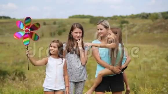 家庭幸福妈妈和三个女儿在户外视频的预览图