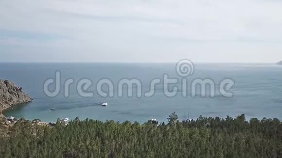 鸟瞰沙滩和贝加尔湖水晶净水视频的预览图