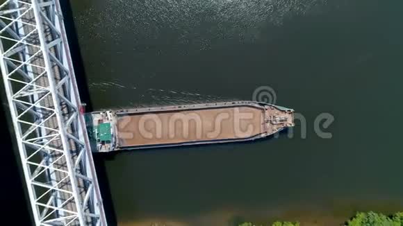 货船在河上航行的空中镜头视频的预览图