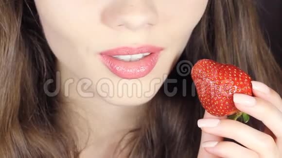 小女孩吃草莓视频的预览图