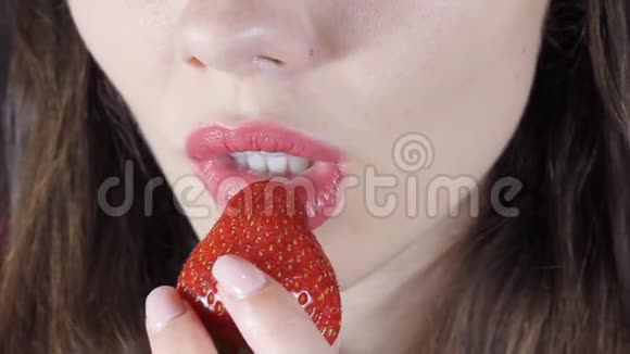 小女孩吃草莓视频的预览图