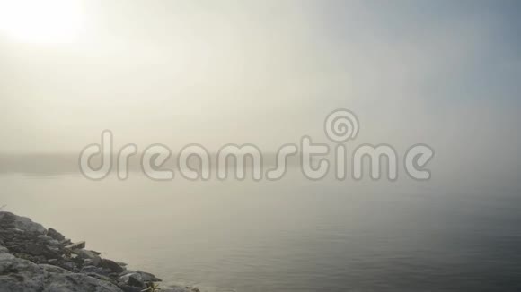 大雾漂浮在蓝色峡湾表面和蓝天时间上视频的预览图