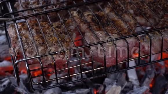 美味的肉用煤烤视频的预览图