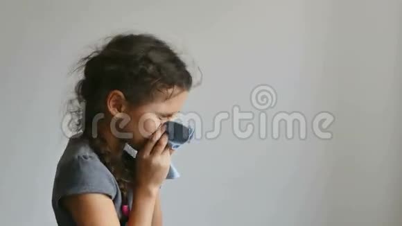 女孩流感打喷嚏视频的预览图