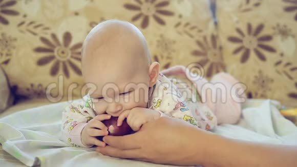 新生儿躺在床上吃苹果视频的预览图