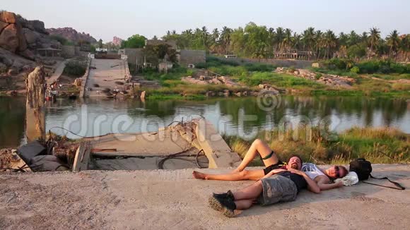 一对睡在河边的夫妇视频的预览图