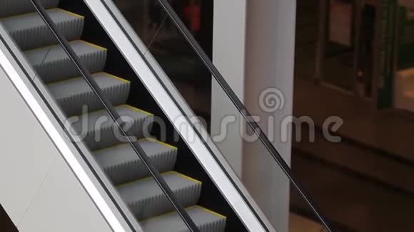 商务中心或购物中心的空现代化自动扶梯视频的预览图