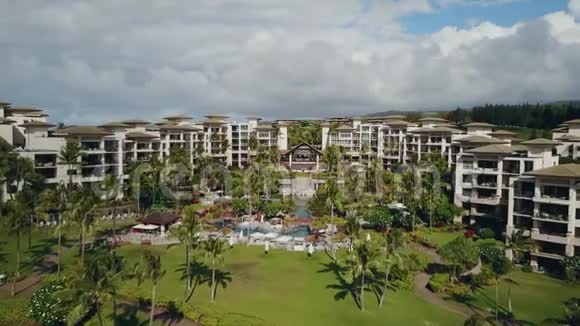 飞越夏威夷毛伊岛最昂贵的度假胜地蒙太奇卡帕卢阿和棕榈公园视频的预览图