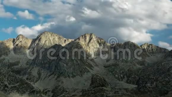 群山和天空的景观与云的快速运动超逾期视频的预览图