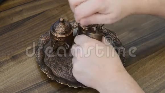 铜工具磨咖啡视频的预览图