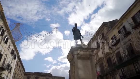 欧洲城市街道上一个男人的雕像库存男子雕像视频的预览图