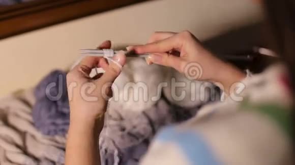 女孩编织白色羊毛线视频的预览图