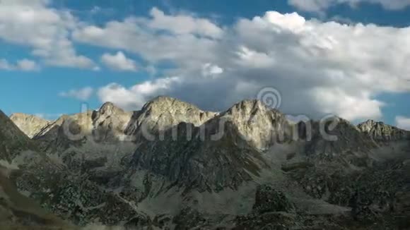 群山和天空的景观与云的快速运动超逾期视频的预览图