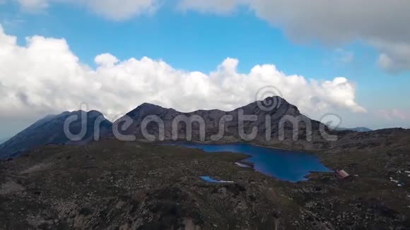 在高山湖泊和山峰上视频的预览图