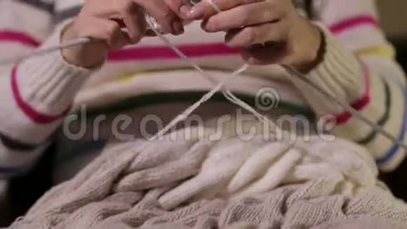 女裁缝织毛衣视频的预览图