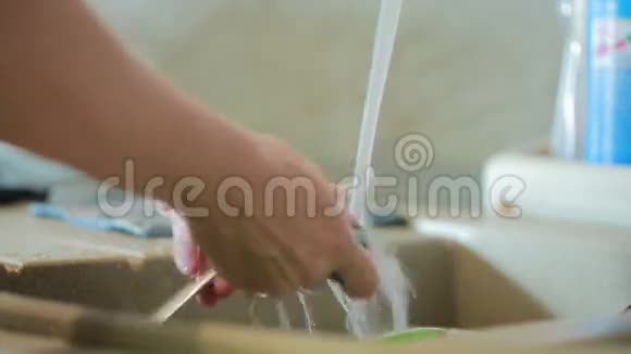 女人在厨房水槽里洗盘子女人手视频的预览图