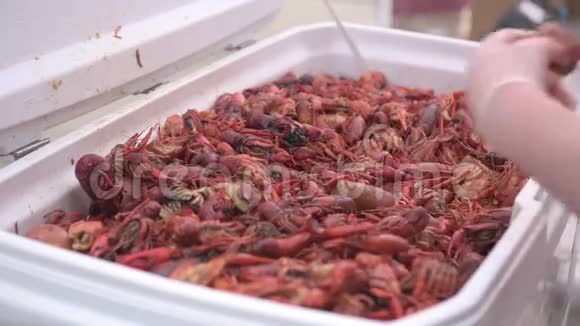 篮子里有虾和螃蟹手和它一起工作新奥尔良法国市场视频的预览图