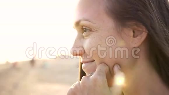 年轻女子情绪激动的脸在沙滩上特写肖像4k慢镜头视频的预览图
