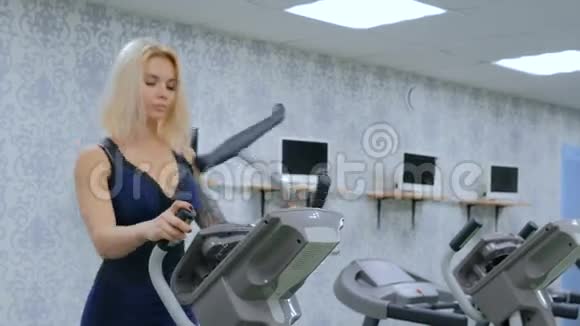 运动中的年轻女性在健身房锻炼步进机视频的预览图