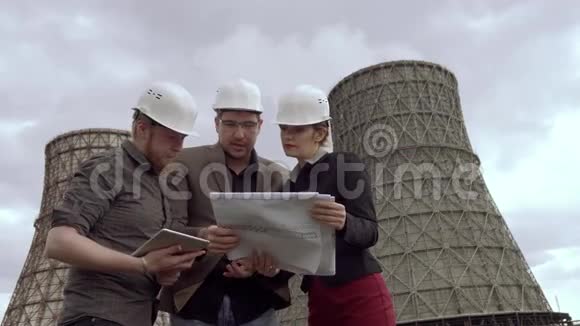 核电站背景的建筑师和设计师小组空气污染问题保护视频的预览图