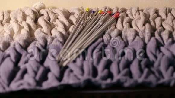 一套用于编织的金属针躺在一件针织毛衣拉洛上视频的预览图