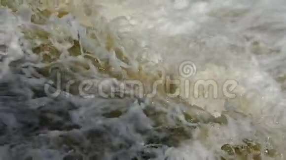 洪水泛滥汹涌流淌的浑水春季洪水视频的预览图