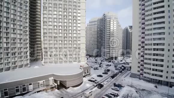 现代住宅综合体的全景剪辑日落时的高层建筑城市企业建设视频的预览图