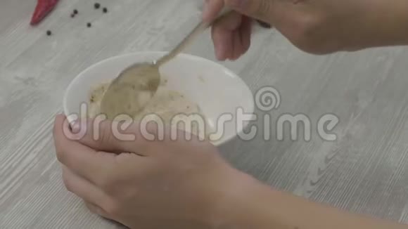 男性用勺子搅拌酱汁男士为菜肴准备蛋黄酱视频的预览图