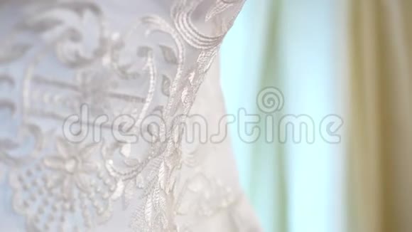 礼服婚纱上漂亮的白色花边视频的预览图