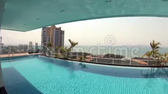豪华热带酒店内美丽清爽的蓝色泳池水阳光明媚的手掌操作摄像机视频的预览图