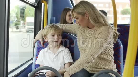母子一起坐公共汽车上学视频的预览图