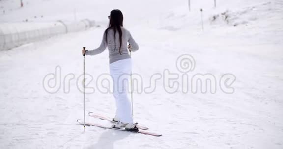 在山下滑雪板上可爱的女人视频的预览图