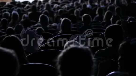 观众为剧院的演出或演讲鼓掌后面的视频儿童和成人视频的预览图