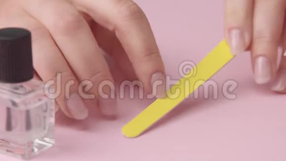 为自己做指甲的贴身女人手上的粉红色视频的预览图