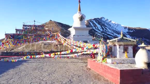 观藏式佛塔和扎多山口祈祷旗鸟瞰视频的预览图