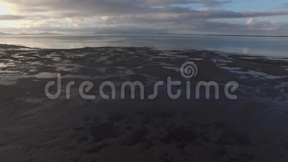 早上湖的空中镜头视频的预览图
